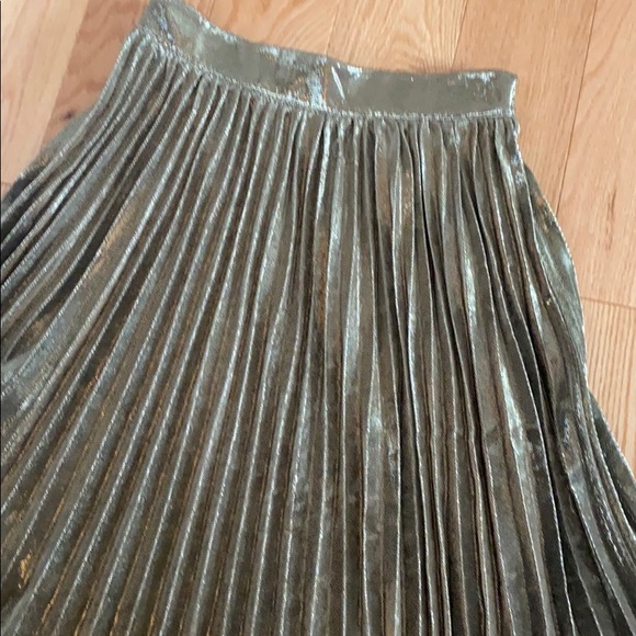 Gold shimmer pleated skirt. Size small - Picture 3 of 5